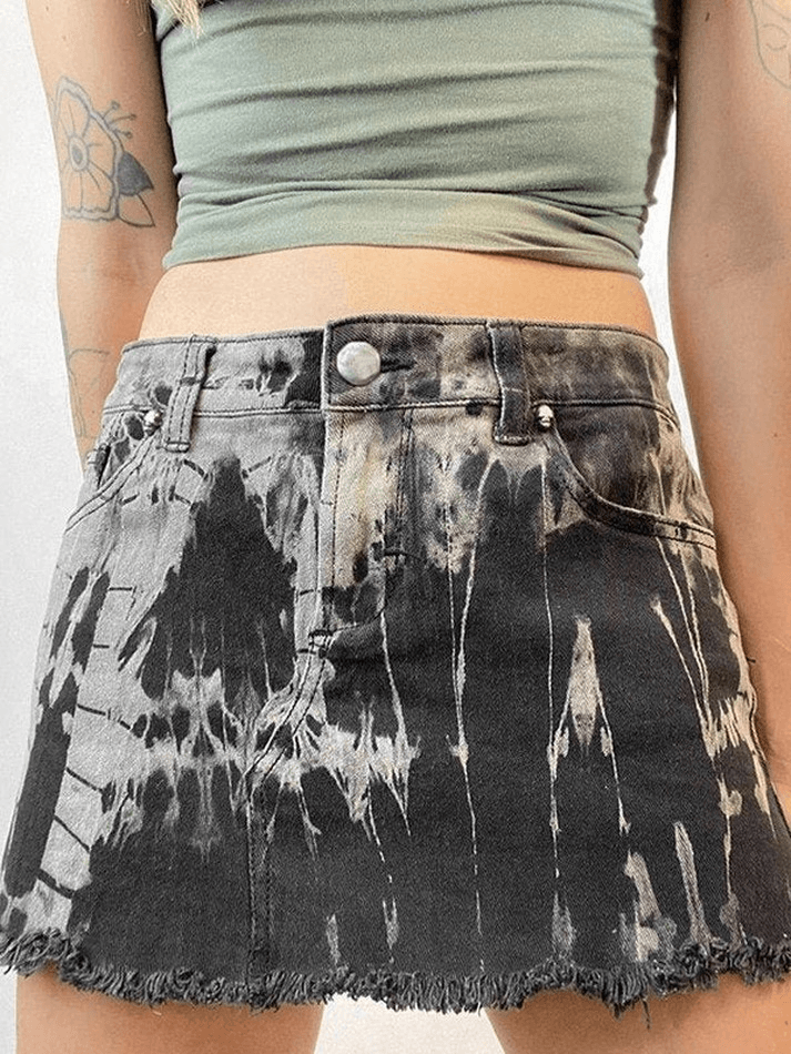 Minirock aus Distressed-Denim mit Batikmuster