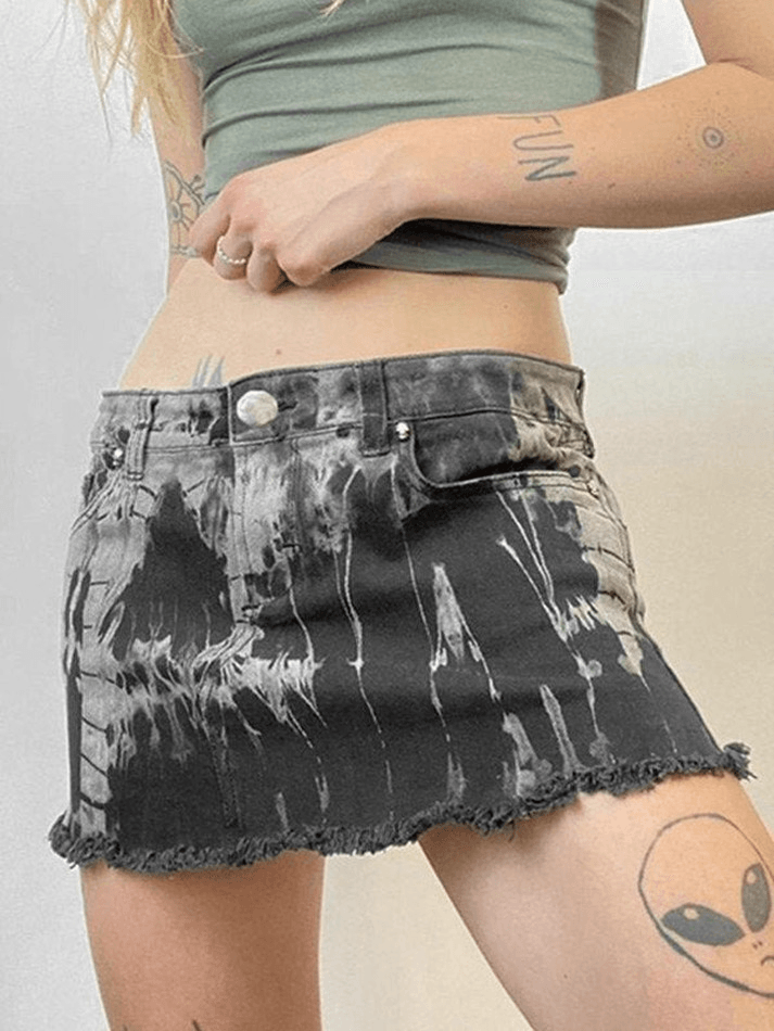 Minirock aus Distressed-Denim mit Batikmuster